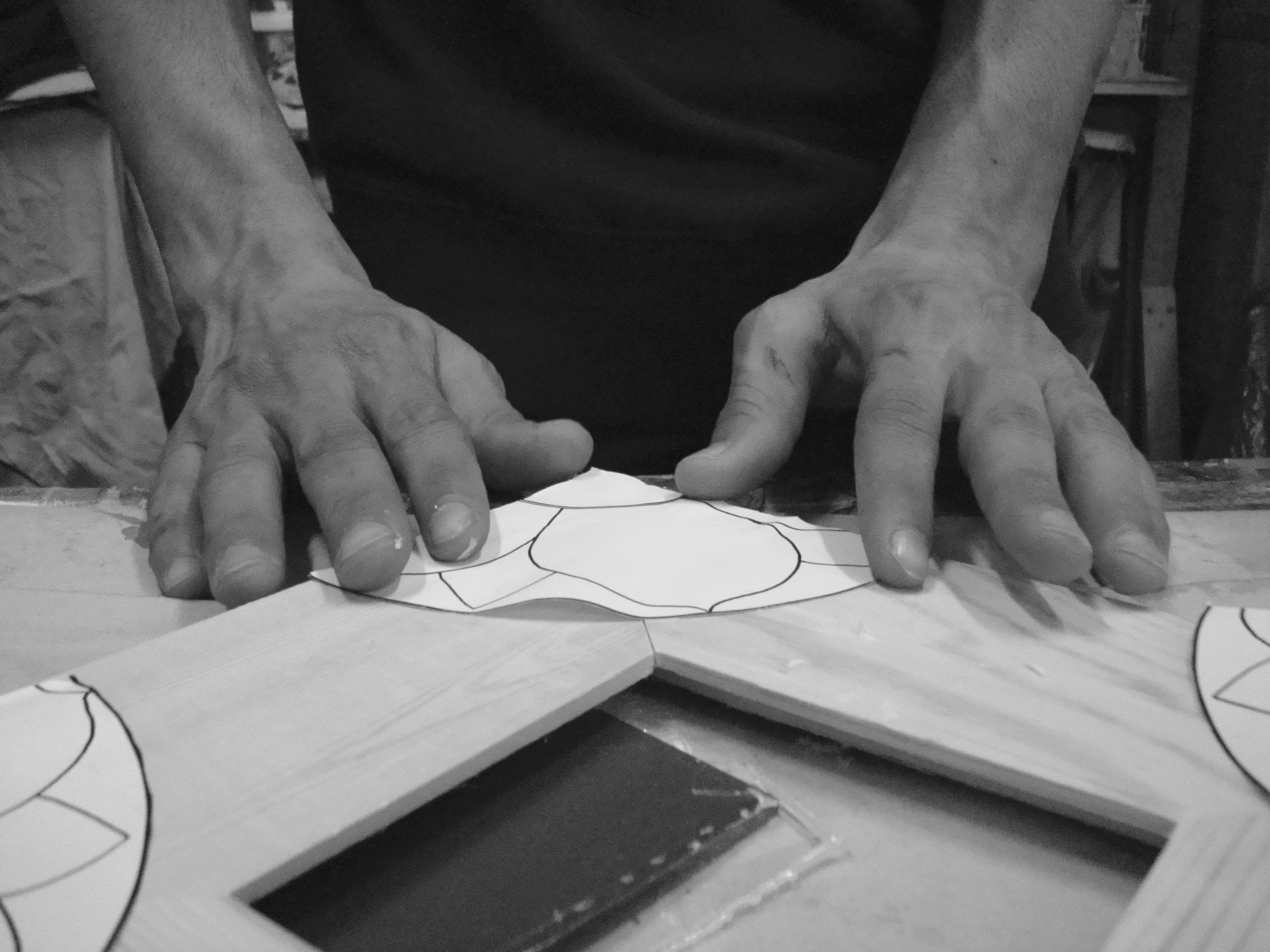 Dettaglio mani di un detenuto che crea una cornice nel laboratorio creativo Arte e Natura del Carcere Minorile di Firenze