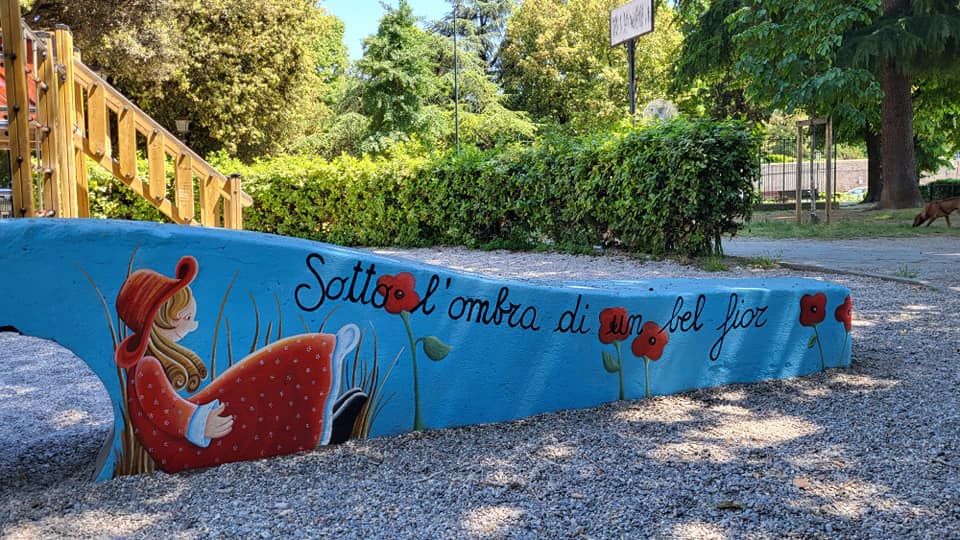 decorazione a tema antifascista dell'onda di cemento presente nell'area giochi di Piazza Tasso, a Firenze.